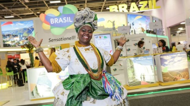Baiana 'vendendo' o Brasil em feira em Berlim
