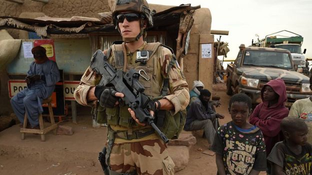 Soldado francés, rodeado de niños en Mali.