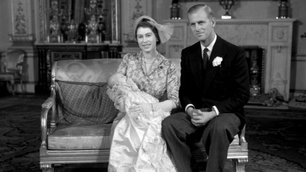 伊麗莎白公主和愛丁堡公爵1950年10月與襁褓中的女兒安妮公主合影