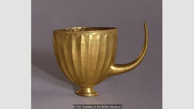 Laporan pertama akan bir yang dikonsumsi — disiapkan menggunakan alat seperti cawan emas ini — berasal dari Mesopotamia.