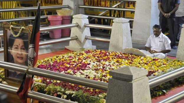 ஜெயலலிதாவின் சமாதியில் ஓ.பன்னீர் செல்வம் திடீர் தியானம்