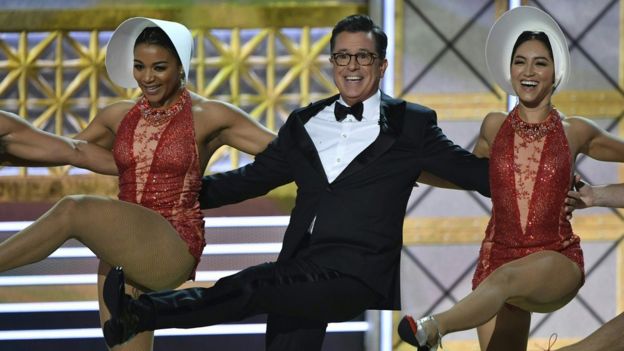 Stephen Colbert con dos bailarinas