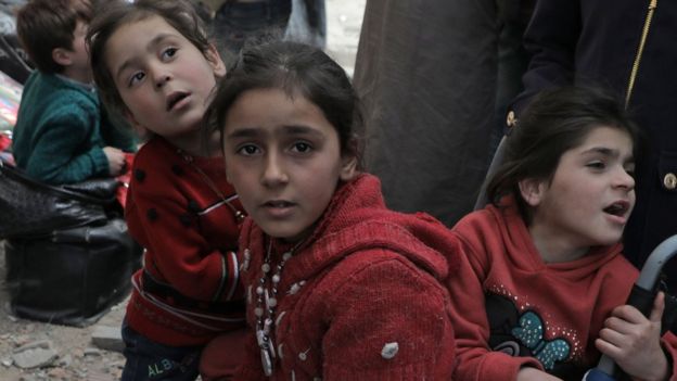 Children wait to be evacuated from the town of Douma, in the rebel-held Eastern Ghouta region (22 March 2018)
