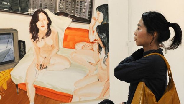 上海的一个艺术展中的一幅画描绘了三名女同性恋者