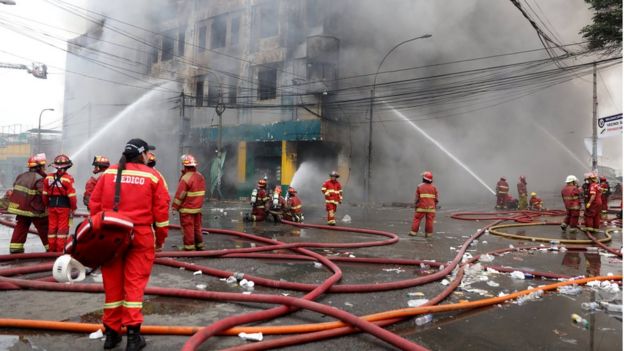 Bomberos laboran en el área del incendio