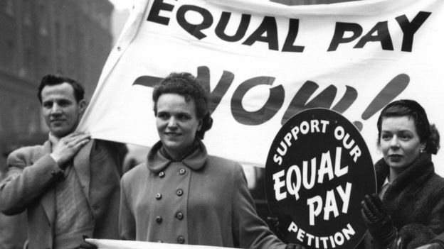 Ativistas por pagamento igual pedem apoio a uma petição em Londres em 1954