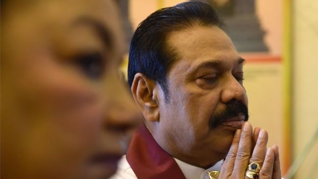 Mahinda Rajapaksa (right) and his wife Shiranthi Rajapaksa offer prayers at a Hindu temple in Colombo. Photo: 15 January 2016