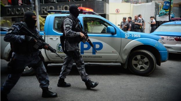 Policiais militares em operação no Rio