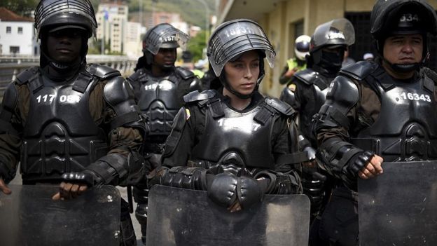 Mujer policía antidisturbios en Colombia.