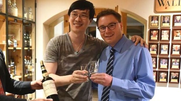 Zhang Wei y el gerente del hotel, Sandro Bernasconi. (Foto: Sandro Bernasconi)