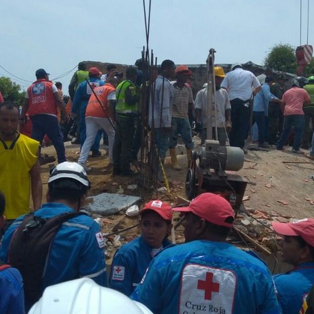 Rescatistas trabajan en el edificio colapsado