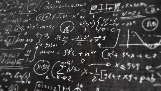 Un pizarrón lleno de fórmulas matemáticas