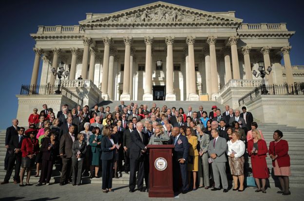 Los legisladores demócratas realizaron un acto frente al Congreso tras la masacre de Las Vegas para exigir que se apruebe una legislación que endurece las verificaciones de antecedentes.