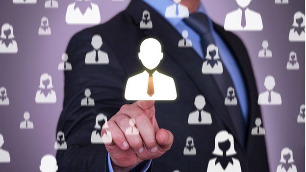 شخص يتحكم في شاشة كبيرة تعمل باللمس