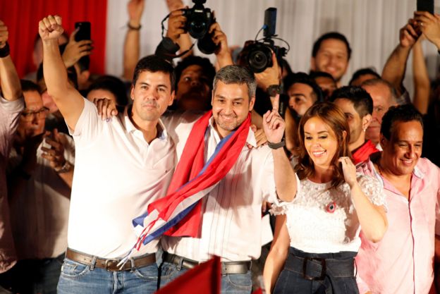 Mario Abdo celebrando su elección como presidente de Paraguay