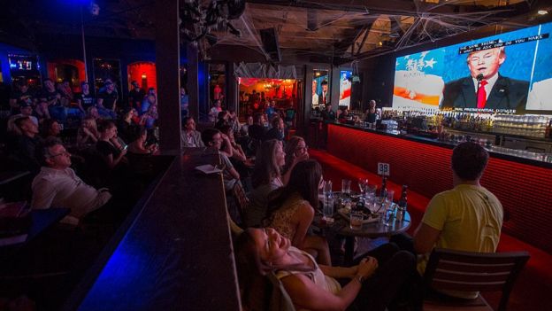 Personas viendo el debate en un bar