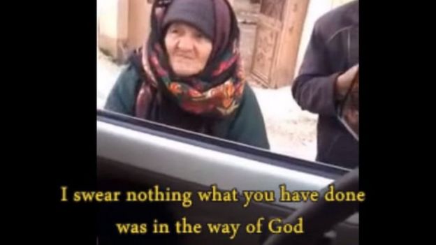 تظهر امرأة مسنة وهي تدعو مسلحين من تنظيم الدولة إلى 