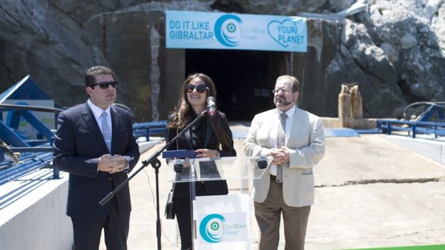 Инна Браверман вместе с главным министром Гибралтара Фабианом Пикардо (слева) и министром здравоохранения и окружающей среды Джоном Кортесом (справа) на открытии станции Eco Wave Power.