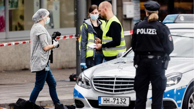 Policía en Hamburgo investiga el lugar de un ataque con cuchillo