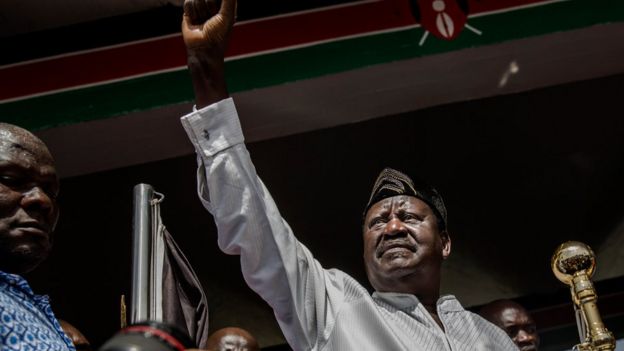 Kiongozi wa upinzani Raila Odinga baada ya kula kiapo cha 'kuwa rais wa watu'