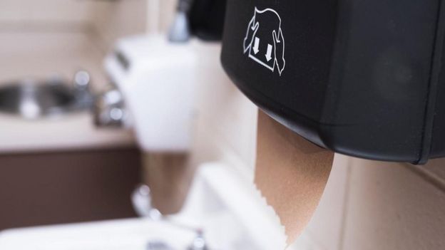 مناشف ورقية في أحد المراحيض