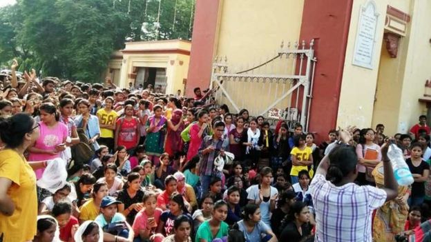 बीएचयू के बाहर प्रदर्शन