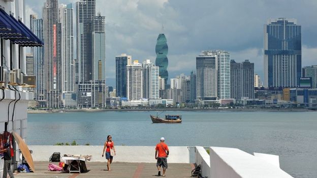 Turistas visitan el barrio de San Felipe, en Ciudad de Panamá