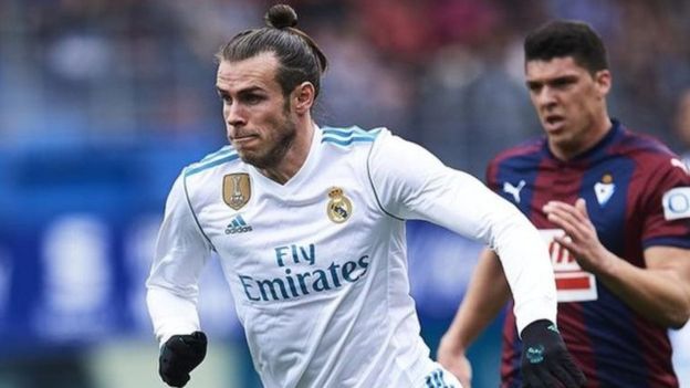 Zinedine Zidane amepinga madai kwamba huenda mshambuliaji wa Wales Gareth Bale, 28, hana raha kuichezea Real Madrid. (Mail on Sunday)