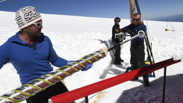 Científicos trabajan en la capa de hielo de la Antártica