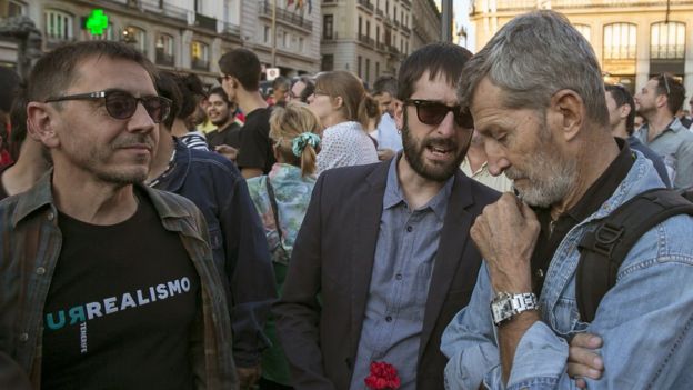 Tres destacados miembros de Podemos en la manifestación por el referendo en la Puerta del Sol de Madrid.