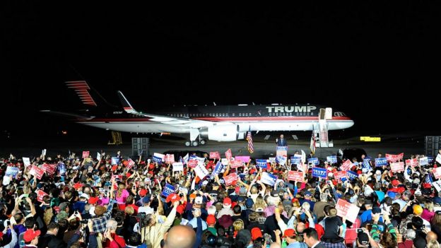 Donald Trump delante de su avión privado, en un discurso de campaña en Kinston, Carolina del Norte, en octubre de 2016.