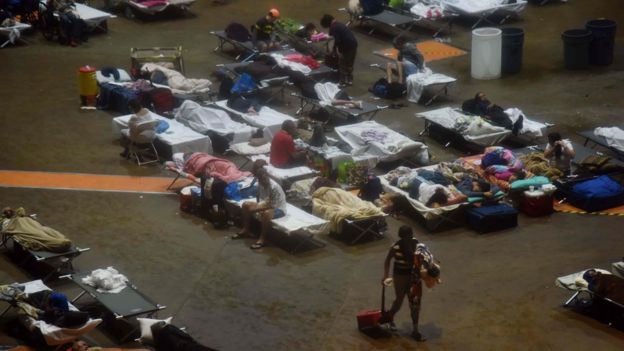 Personas en refugio en San Juan de Puerto Rico.