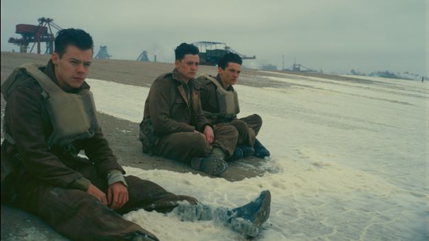 One Direction grubunun üyesi Harry Styles Dunkirk filminden bir sahnede