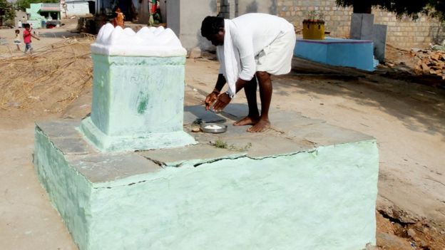 हर घर के आगे कब्र वाला गांव