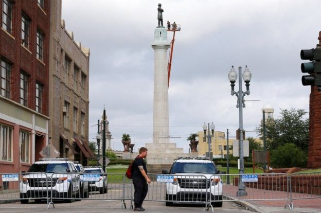 Estatua de Robert E Lee en Nueva Orleans siendo desmantelada