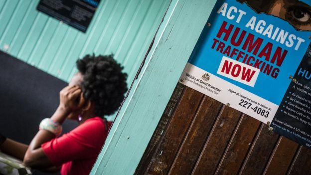 Un afiche en una oficina de Georgetown, Guyana, que lee, "Actúa contra el tráfico humano, ahora"