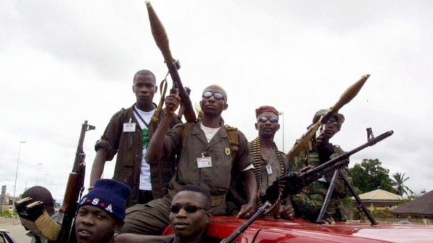 Rebeldes de Costa de Marfil armados durante la guerra civil de 2002 y 2003.