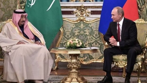 Rei Salman bin Abdulaziz da Arábia Saudita e o presidente russo Vladimir Putin, em Moscou