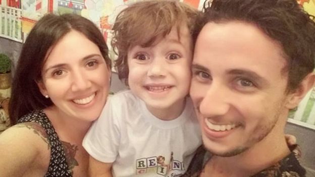 Enrico com os pais, Nathália e Alexandre