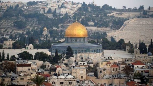 Israel xem Jerusalem là thủ đô không thể chia tách, trong lúc người Palestine tuyên bố Đông Jerusalem là thủ đô của quốc gia trong tương lai.