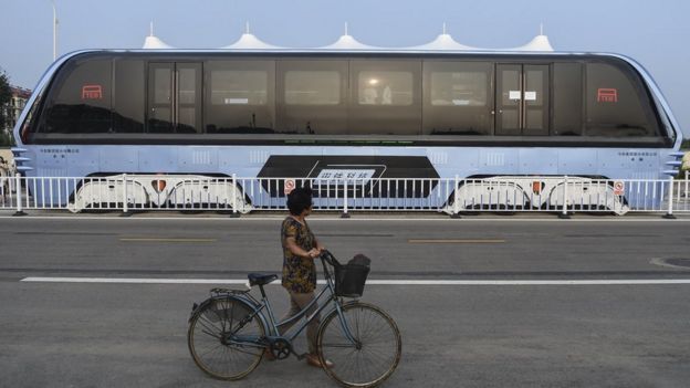 Basi la kipekee la Transit Elevated Bus TEB-1 likiwa barabarani mjini Qinhuangdao, China