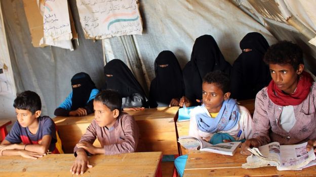 Crianças iemenitas deslocadas pelo conflito estudam em tenda improvisada