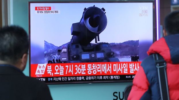 Imágenes de uno de los misiles de Corea del Norte que aparecieron en la televisión surcoreana en marzo pasado.