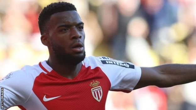 Barcelona nao wamejiunga katika mbio za kutaka kumsajili winga wa Monaco Thomas Lemar anayenyatiwa na Arsenal. (L'Equipe)