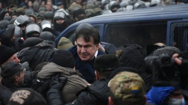 أنصار رئيس جورجيا السابق يحررونه من الشرطة الأوكرانية _99066796_e1100698-6155-4cf4-9c40-23eb5c0b0628