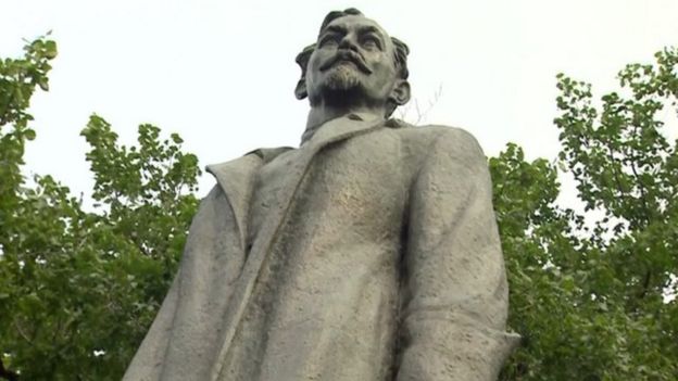 Tượng Dzerzhinsky nay bị kéo về một công viên ở Moscow