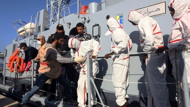 கடலில் கவிழ்ந்த அகதிகள் படகு