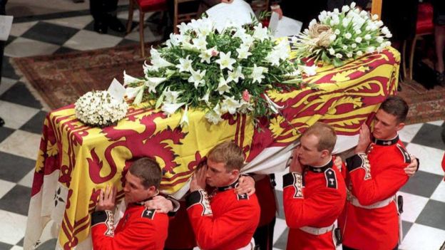 El ataúd de Diana con el estandarte real el día de su funeral
