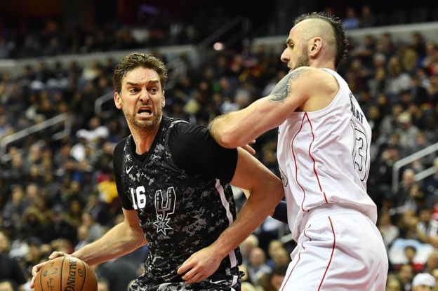 Pau Gasol (i), en un partido de los San Antonio Spurs.
