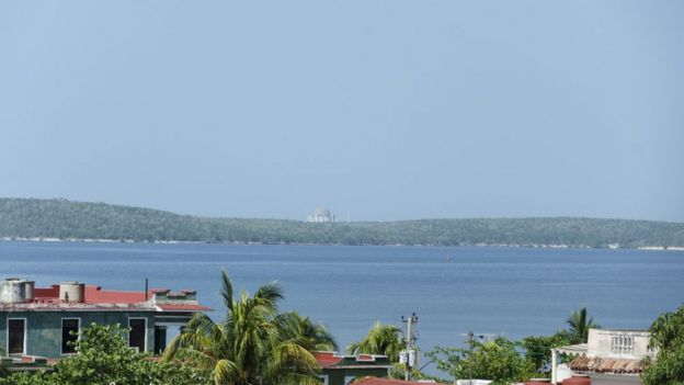 Las ruinas de la central nunca terminada son visibles desde varios puntos de Cienfuegos.